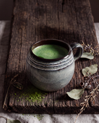 Mug artisanal en grès émaillé vert sauge intérieur brun