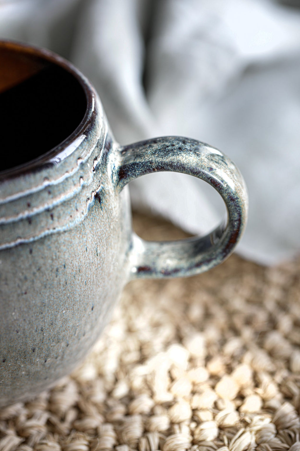 Mug artisanal en grès émaillé vert sauge intérieur brun