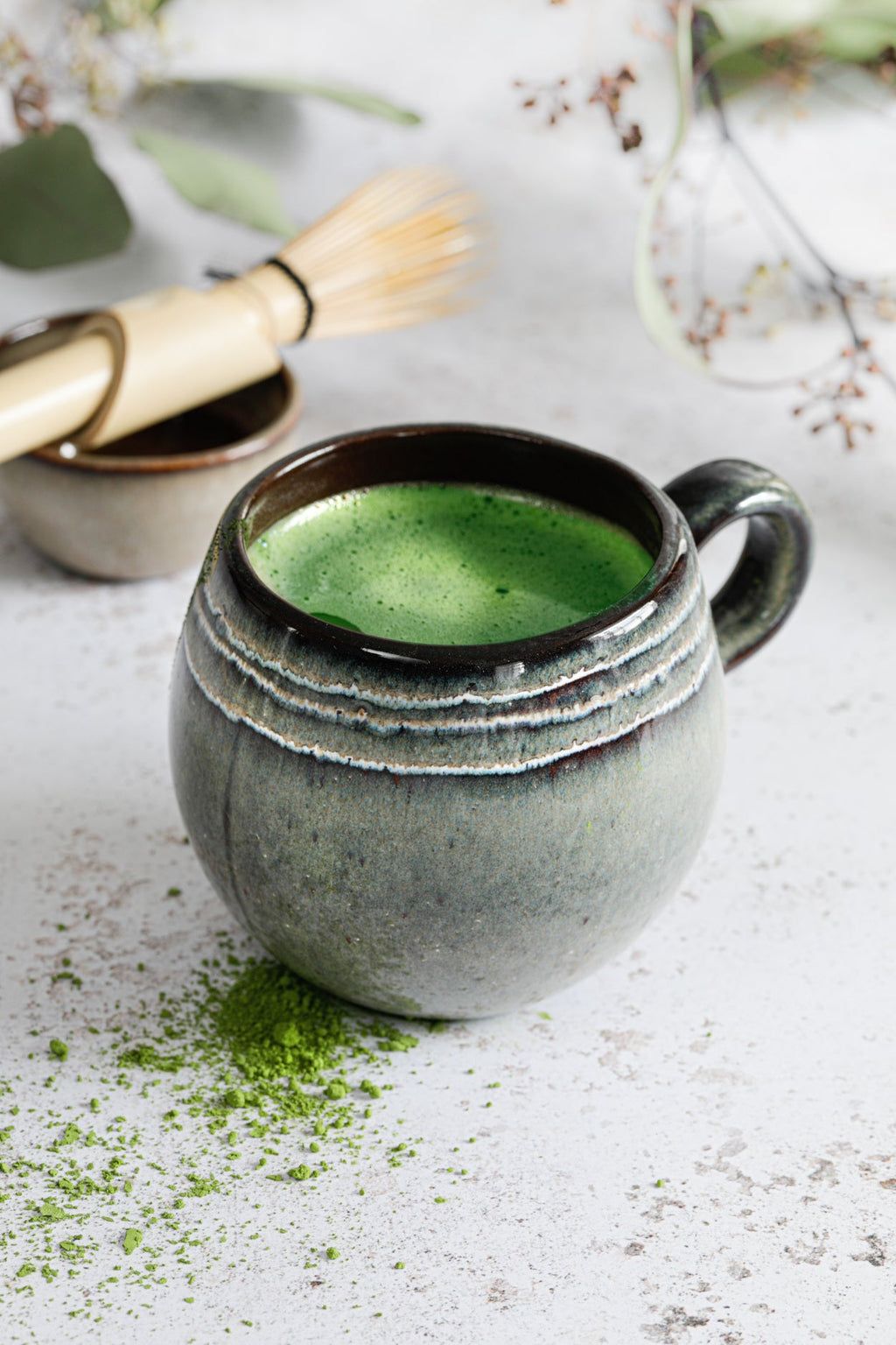 Mug artisanal en grès émaillé vert sauge intérieur brun
