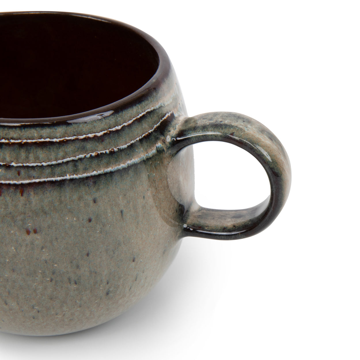 Mug artisanal en grès émaillé vert sauge intérieur brun