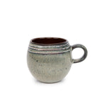 Mug en grès artisanal vert sauge moucheté intérieur brun