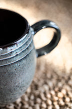 Mug en grès artisanal vert sauge moucheté intérieur brun