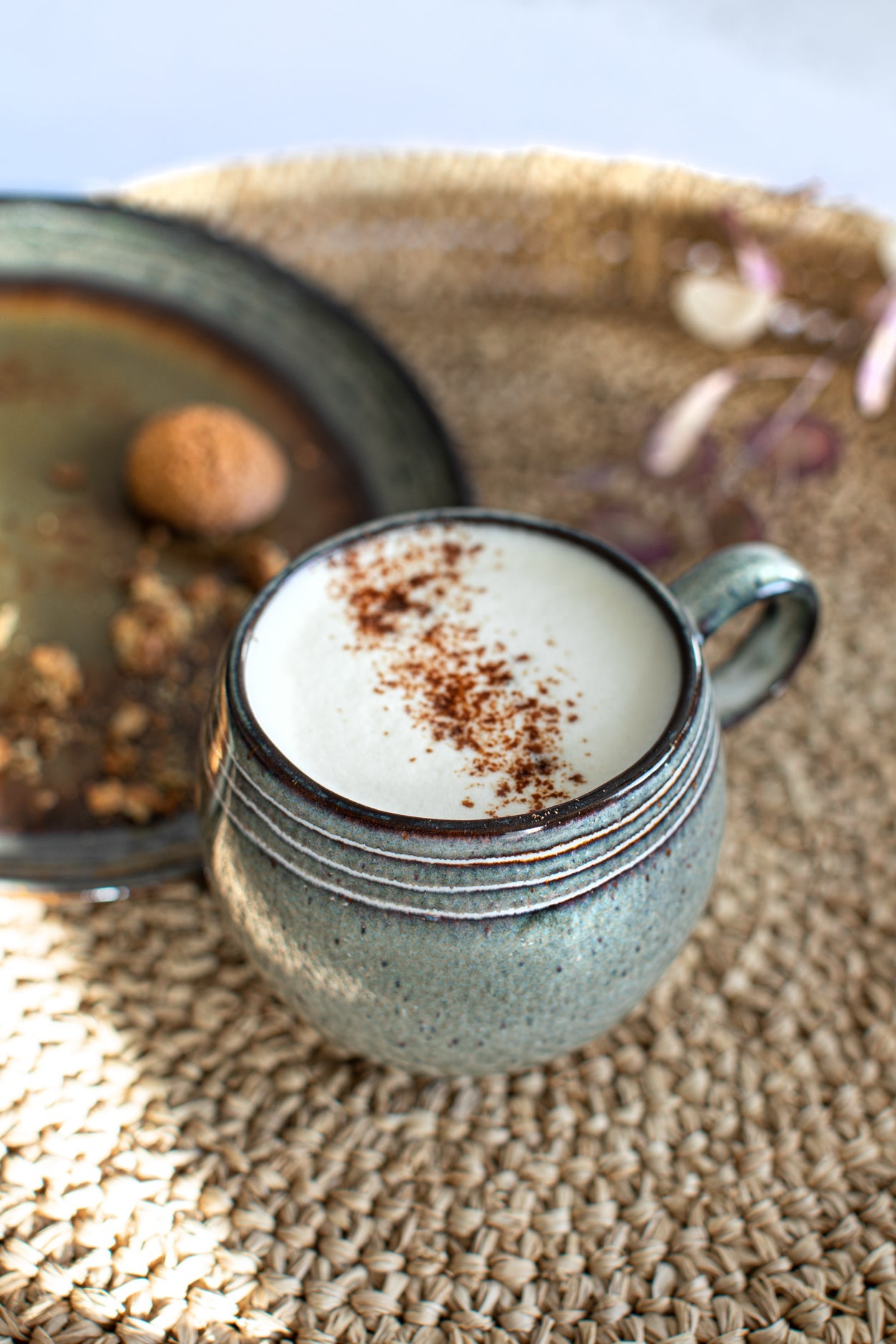 Mug en grès artisanal vert sauge moucheté intérieur brun