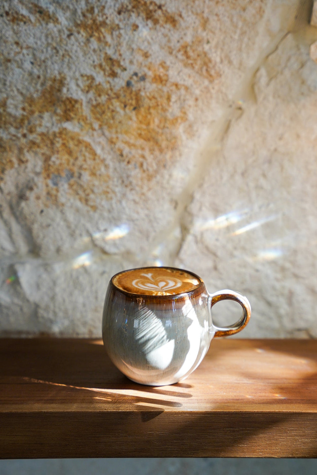 Mug en grès artisanal vert sauge moucheté intérieur brun