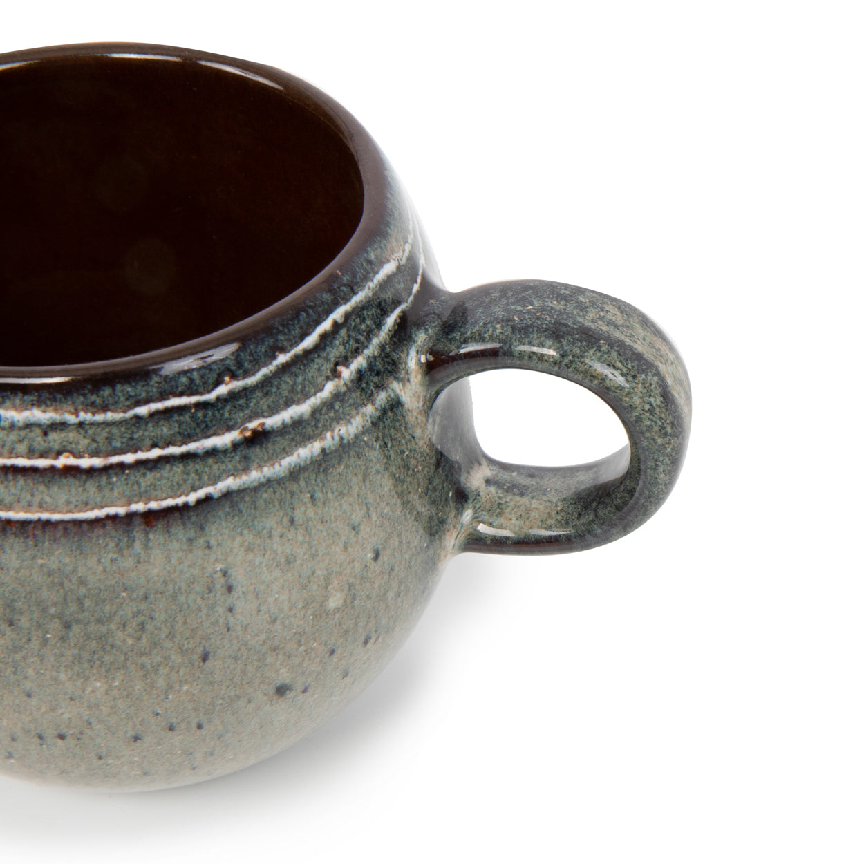 Mug en grès artisanal vert sauge moucheté intérieur brun