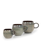 Mug en grès artisanal vert sauge moucheté intérieur brun