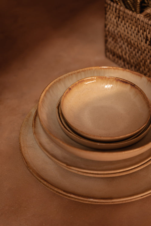 Assiette plate en grès ivoire moucheté bord brun artisanal