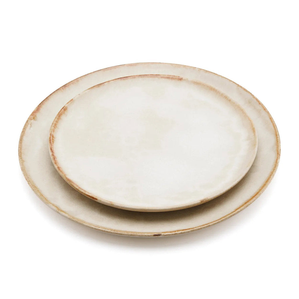 Assiette plate en grès ivoire moucheté bord brun artisanal