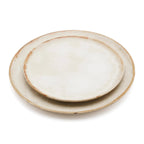 Assiette plate en grès ivoire moucheté bord brun artisanal