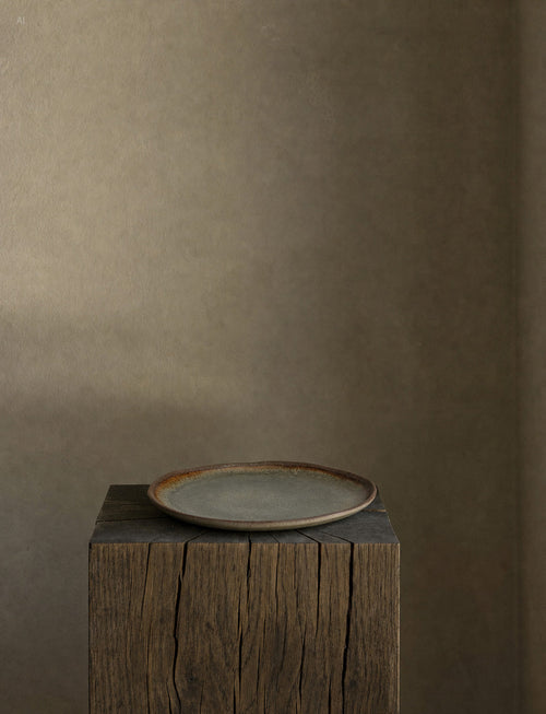 Assiette plate en grès émaillé gris-vert à bord irrégulier