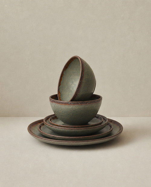 Assiette en grès émaillé ovale gris-vert à bord brun organique