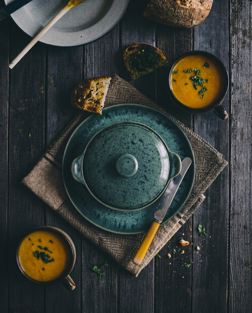 Assiette plate en grès émaillé vert aqua moucheté effet halo