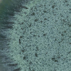 Assiette en grès émaillé vert teal effet moucheté halo radial