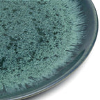 Assiette en grès émaillé vert teal effet moucheté halo radial