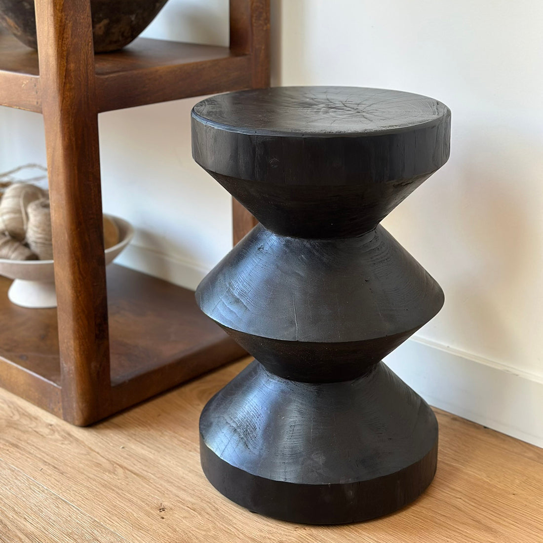 Table d’appoint en teck noir forme sablier sculptée – H45 cm