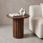 Table d’appoint ronde en bois brun pied colonne cannelé – Ø50 cm