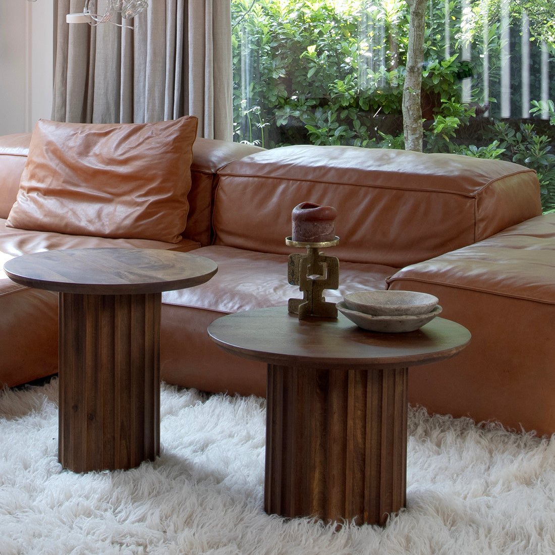 Table d’appoint ronde en bois brun pied colonne cannelé – Ø50 cm