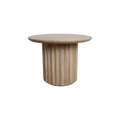 Table d’appoint ronde en bois de manguier clair sculpté – Ø55 cm