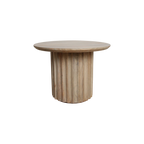 Table d’appoint ronde en bois de manguier clair sculpté – Ø55 cm
