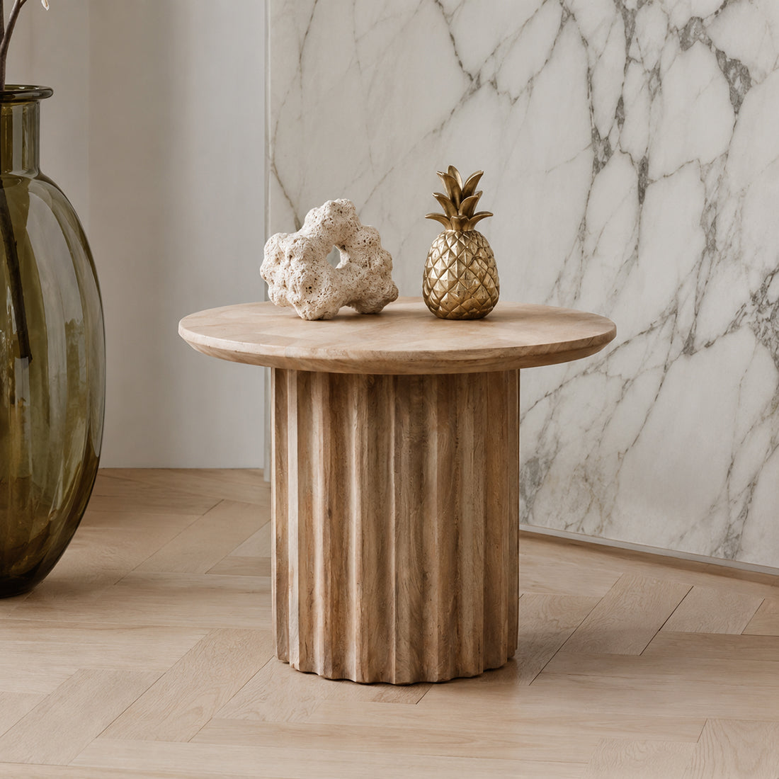 Table d’appoint ronde en bois de manguier clair sculpté – Ø55 cm