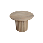 Table d’appoint ronde en bois de manguier clair sculpté – Ø55 cm