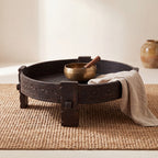 Table basse ronde en bois sculpté noir patiné – Ø73 cm