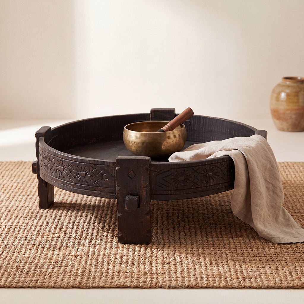 Table basse ronde en bois sculpté noir patiné – Ø73 cm