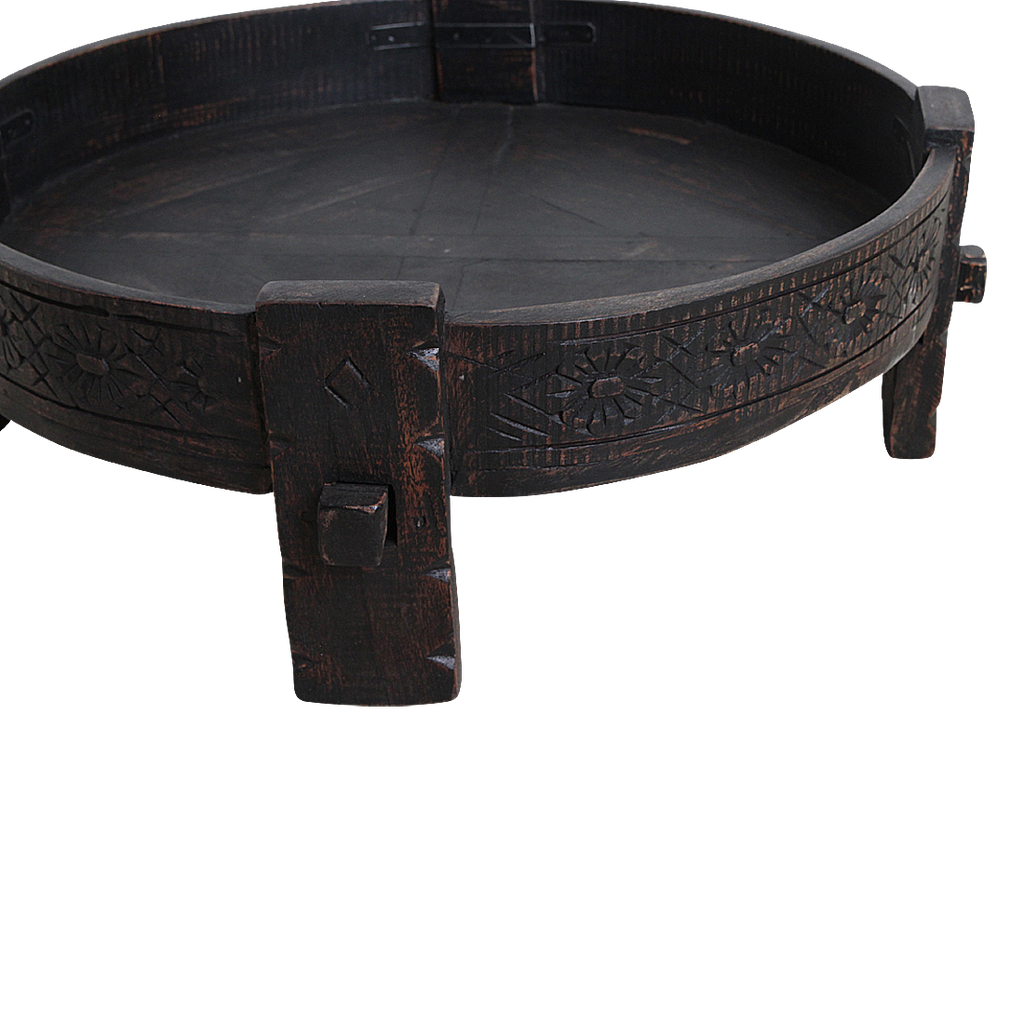 Table basse ronde en bois sculpté noir patiné – Ø73 cm