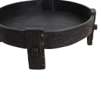 Table basse ronde en bois sculpté noir patiné – Ø73 cm