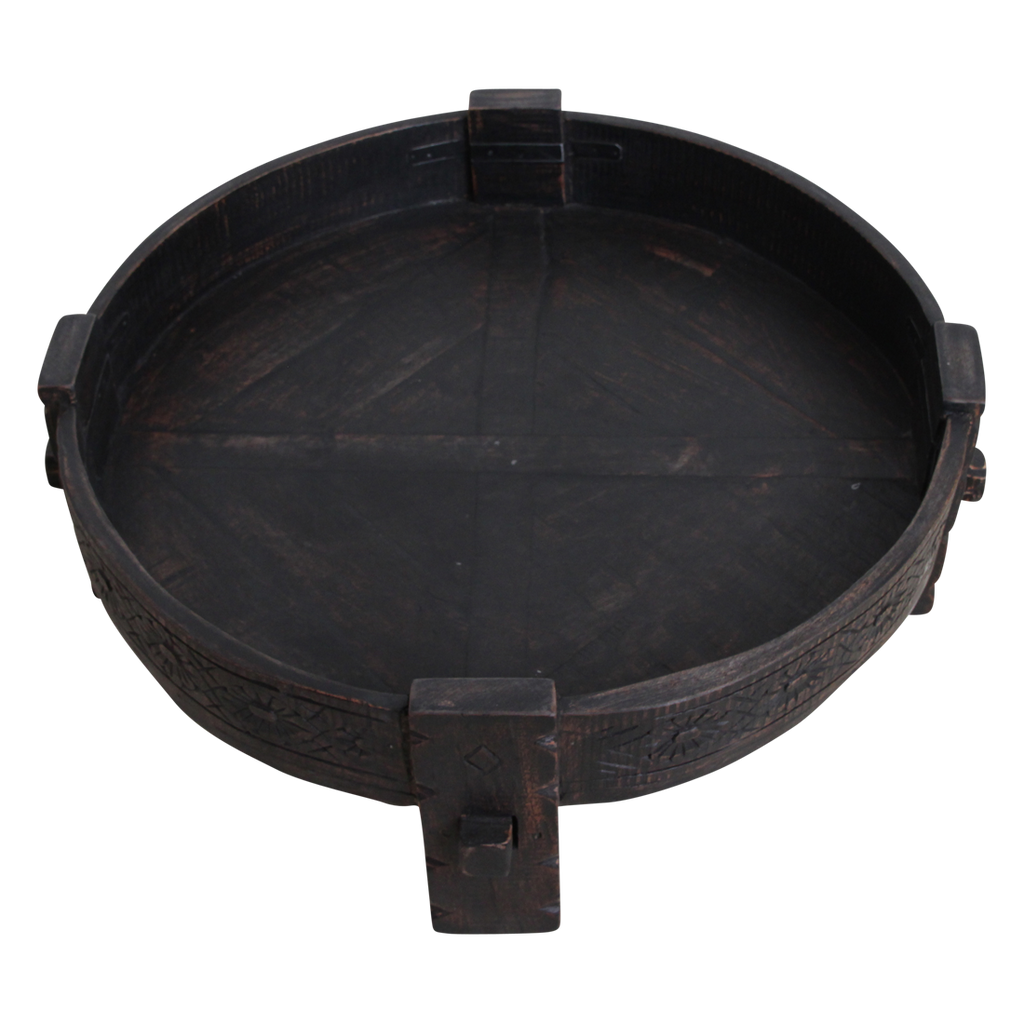 Table basse ronde en bois sculpté noir patiné – Ø73 cm