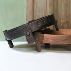 Table basse ronde en bois sculpté noir patiné – Ø73 cm