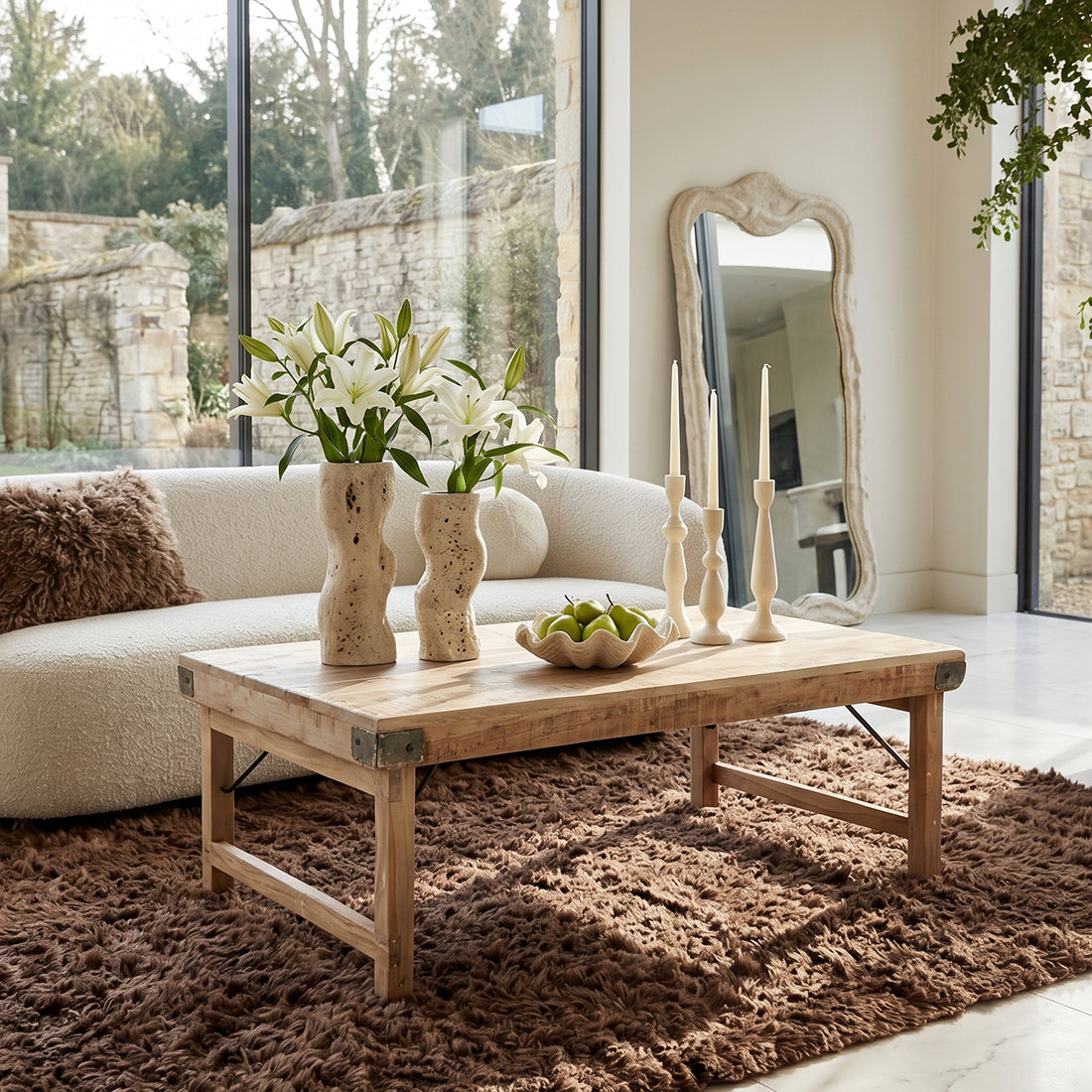 Table basse rectangulaire en bois naturel avec renforts métalliques – 120x75 cm