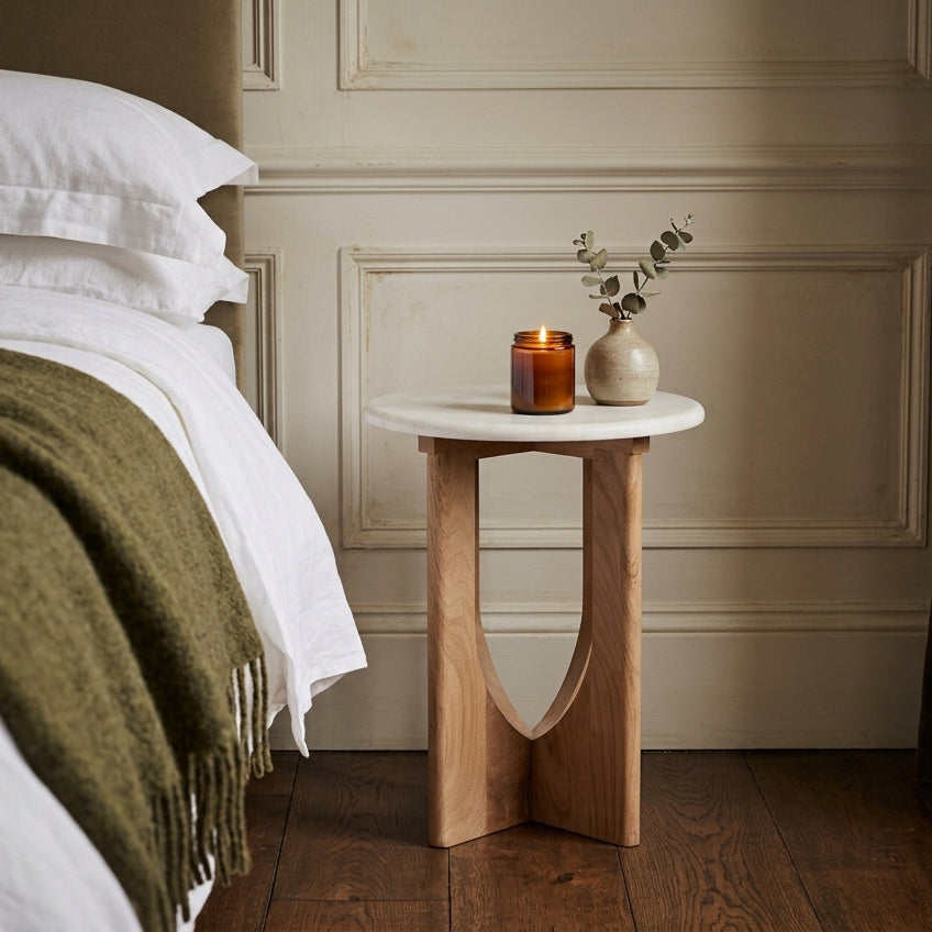 Table d’appoint ronde en marbre blanc et bois clair sculpté – H50 cm