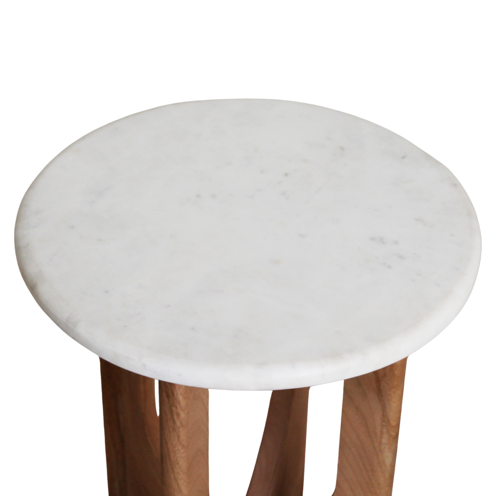 Table d’appoint ronde en marbre blanc et bois clair sculpté – H50 cm