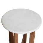 Table d’appoint ronde en marbre blanc et bois clair sculpté – H50 cm