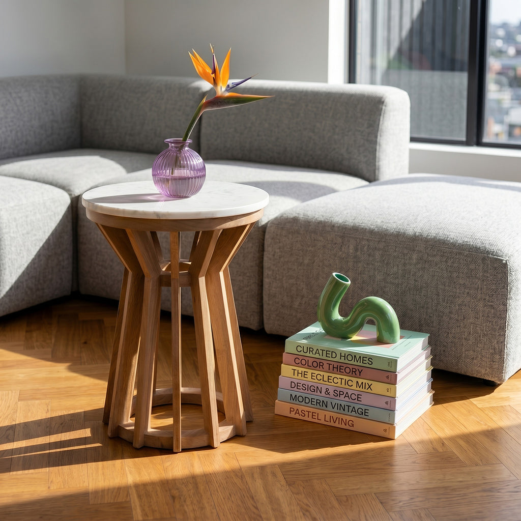 Table d’appoint ronde marbre blanc et bois clair ajouré – Ø40 cm