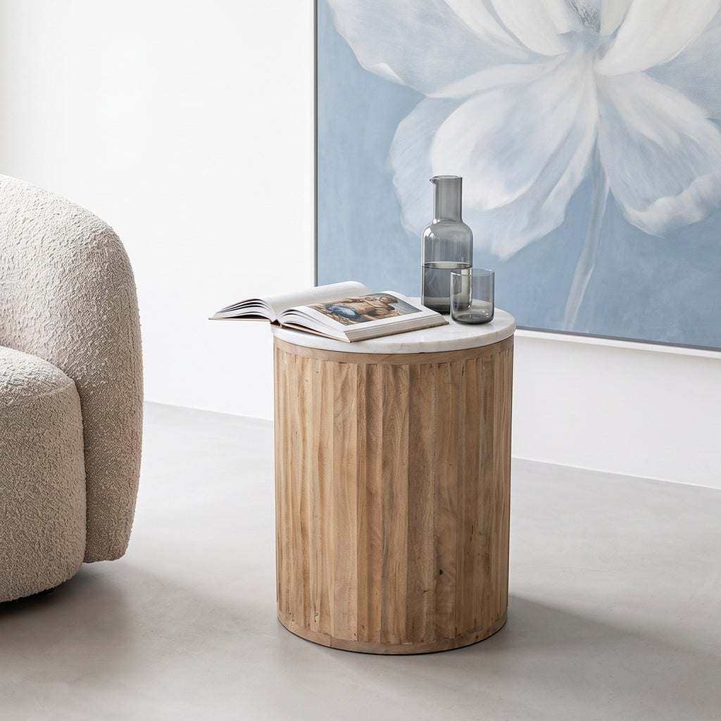 Table d’appoint ronde marbre blanc et bois clair cannelé – Ø40 cm