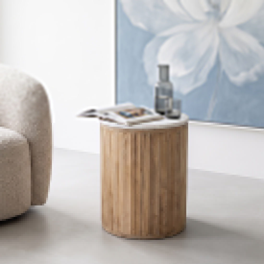 Table d’appoint ronde marbre blanc et bois clair cannelé – Ø40 cm