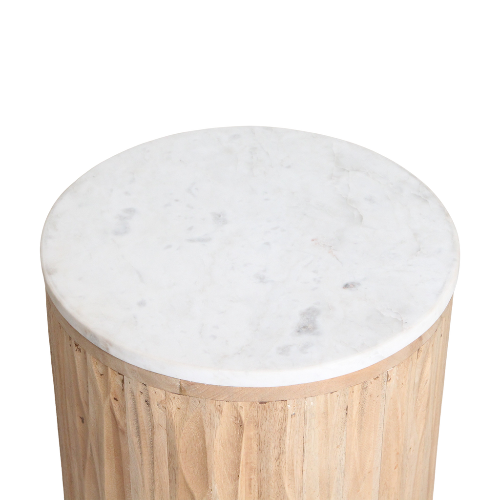 Table d’appoint ronde marbre blanc et bois clair cannelé – Ø40 cm