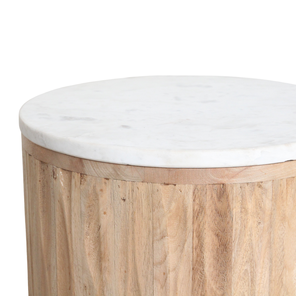 Table d’appoint ronde marbre blanc et bois clair cannelé – Ø40 cm