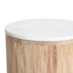 Table d’appoint ronde marbre blanc et bois clair cannelé – Ø40 cm