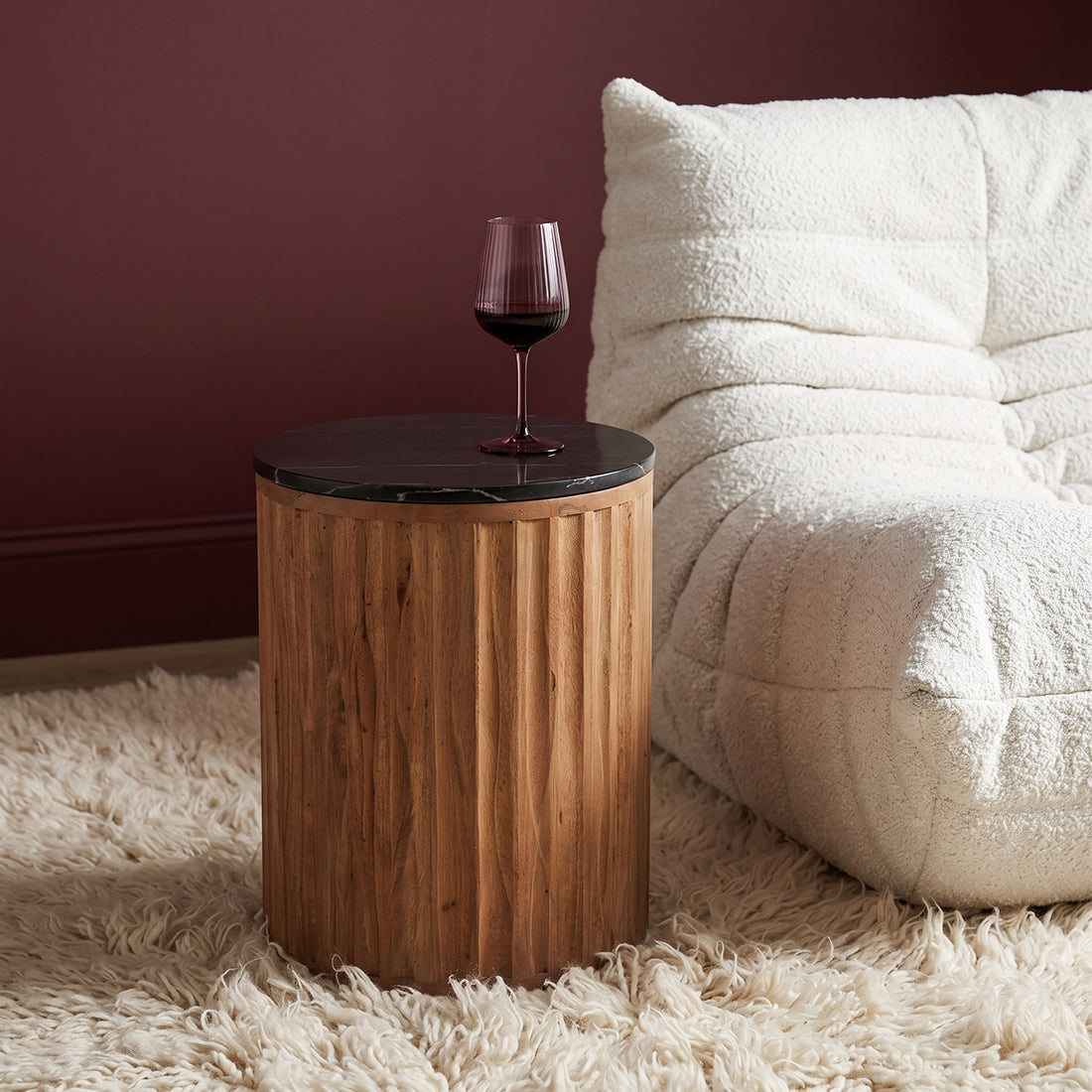 Table d’appoint ronde en bois cannelé et marbre noir – Ø40 cm