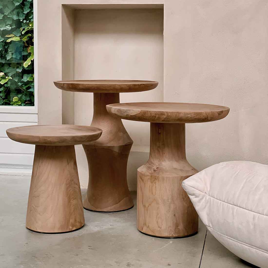 Table d'appoint ronde en teck naturel sculptural – 50x50 cm