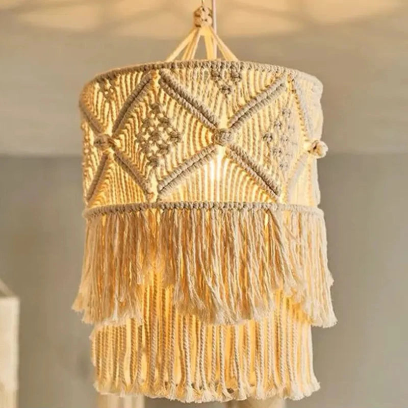 Abat-jour scandinave tissé en macramé avec éclairage tamisé créant une ambiance chaleureuse.