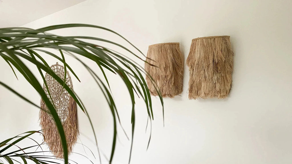 Applique murale en fibres naturelles texturées beige, franges longues H35 cm