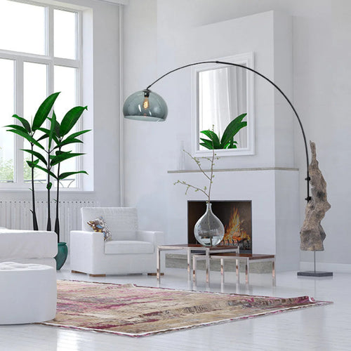 Intérieur de salon moderne avec applique murale en métal noir et abat-jour en verre fumé