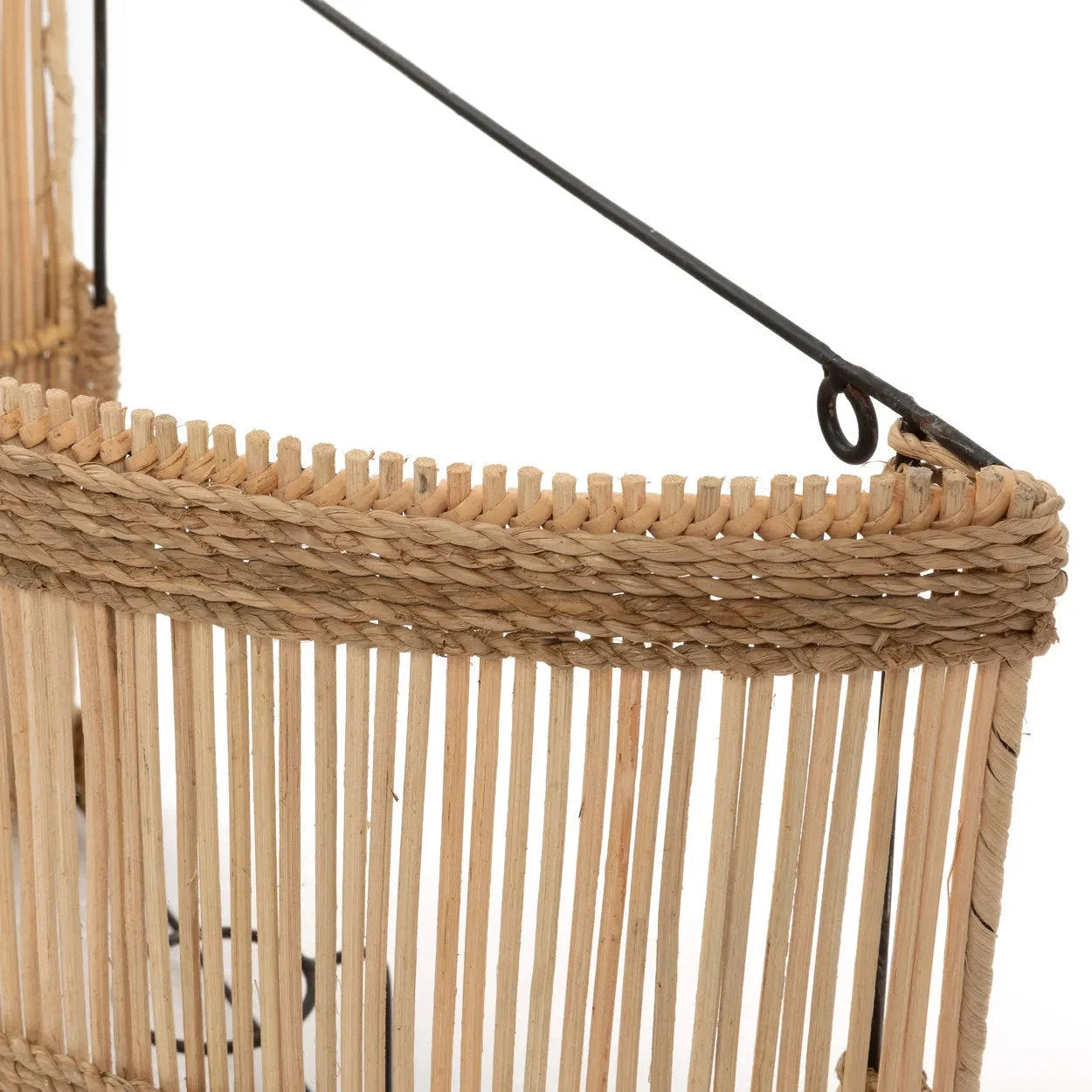 Panier suspendu en rotin naturel ajouré avec anse fil métallique noir