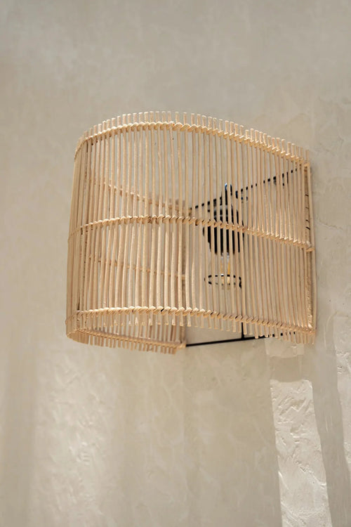 Applique murale en rotin naturel demi-cylindre 25 cm avec mur en bambou clair