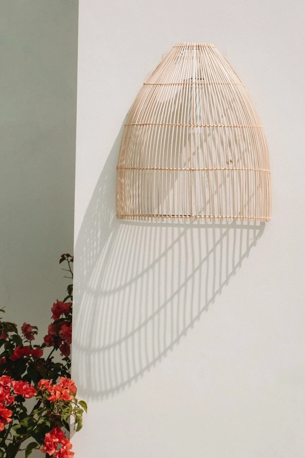 Applique murale en rotin naturel conique ajourée H55 cm