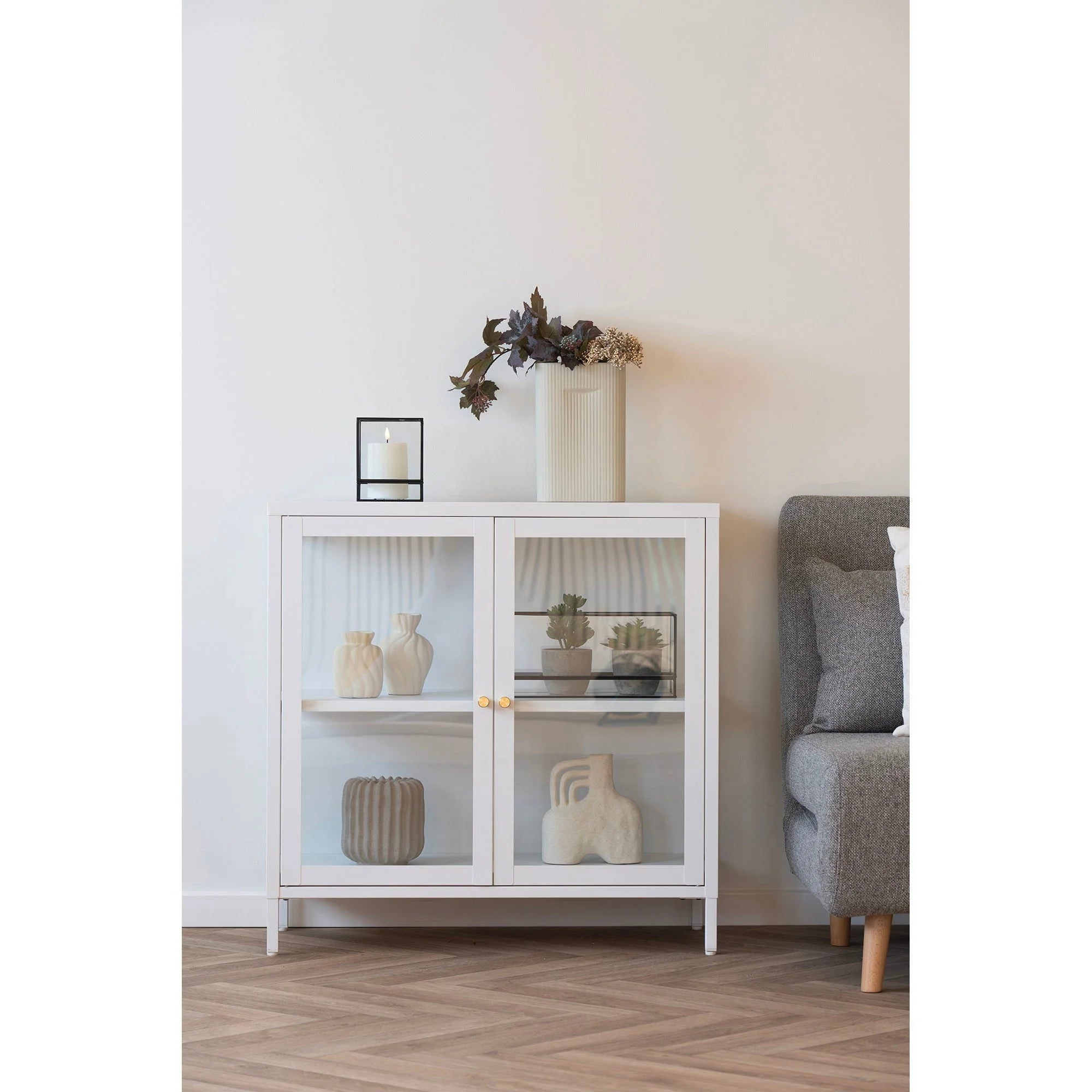 Armoire vitrée en acier blanc avec poignées dorées, 80x35 cm